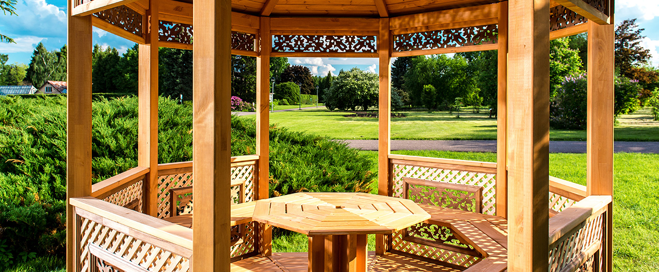 Ahşap pergola ve bahçe